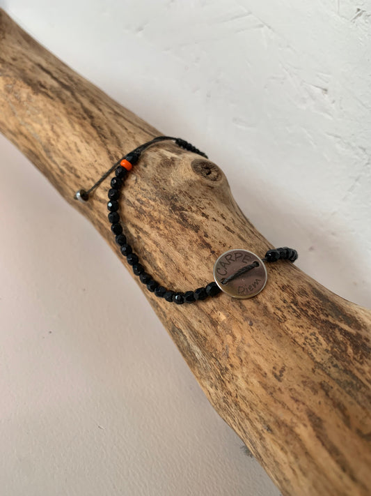 Détail du médaillon Carpe Diem sur bracelet noir