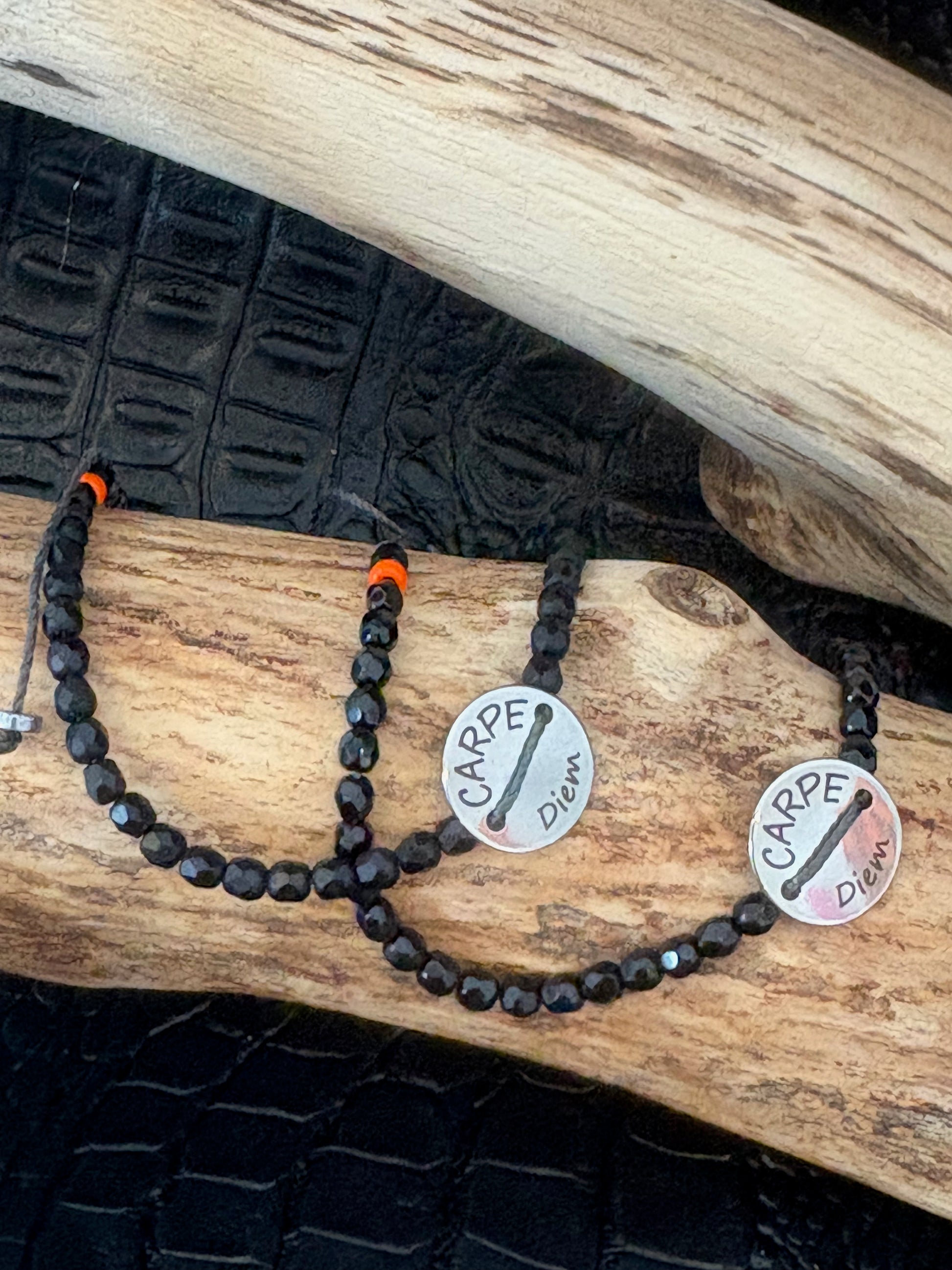 Bracelet Carpe Diem noir en accumulation