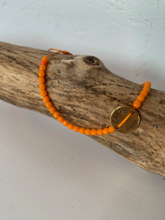 Bracelet Carpe Diem orange doré avec médaillon