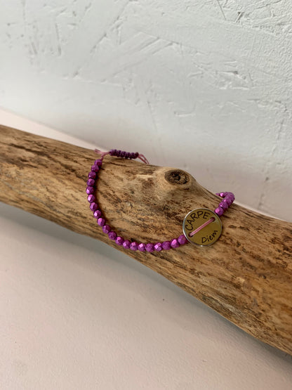 Détail du médaillon Carpe Diem sur bracelet rose mauve