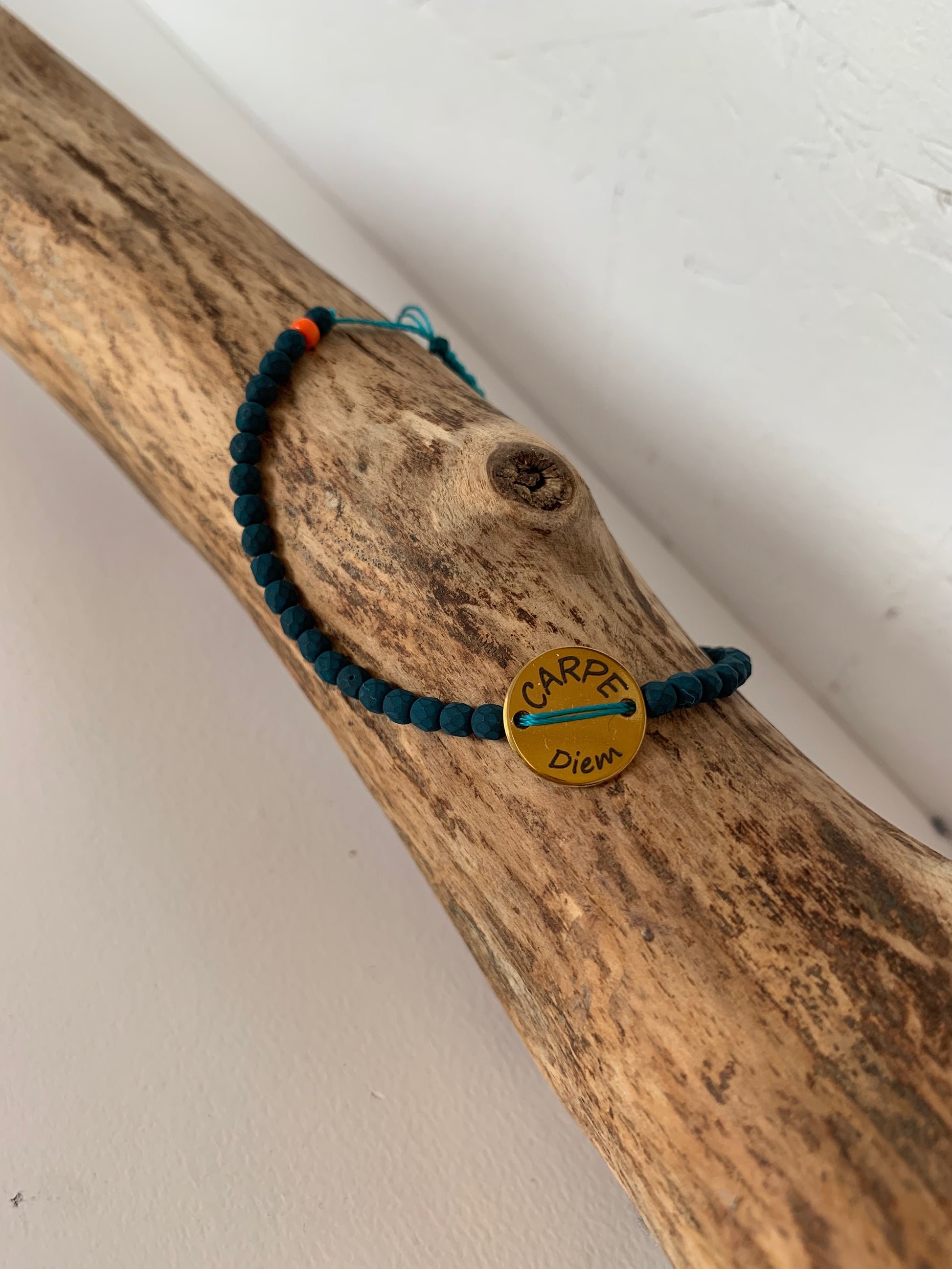 Bracelet Carpe Diem turquoise foncé avec médaillon doré – OZE by Virginie