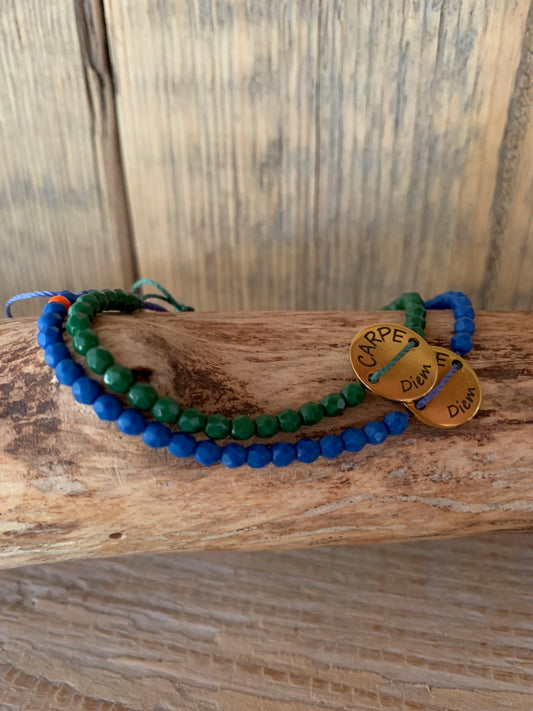 Détail du médaillon Carpe Diem sur bracelet vert