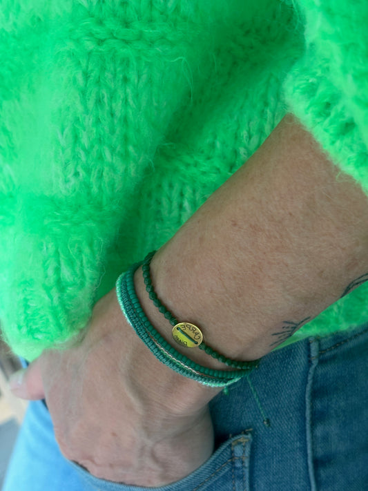 Bracelet Carpe Diem vert porté au poignet